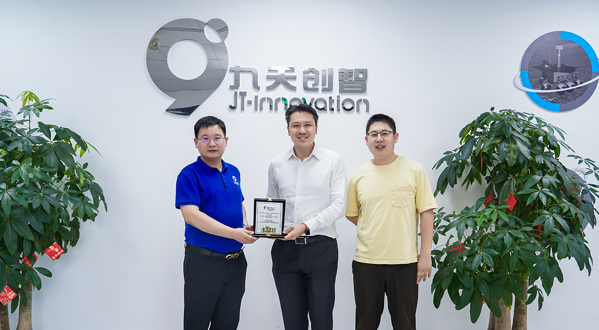 Senior Singapore Official Visits Jtibot Ahead of the APEC Summit in Shenzhen, Praises AI-Driven Cleaning Solutions